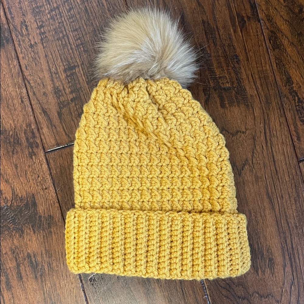 HAND KNIT pom pom toque